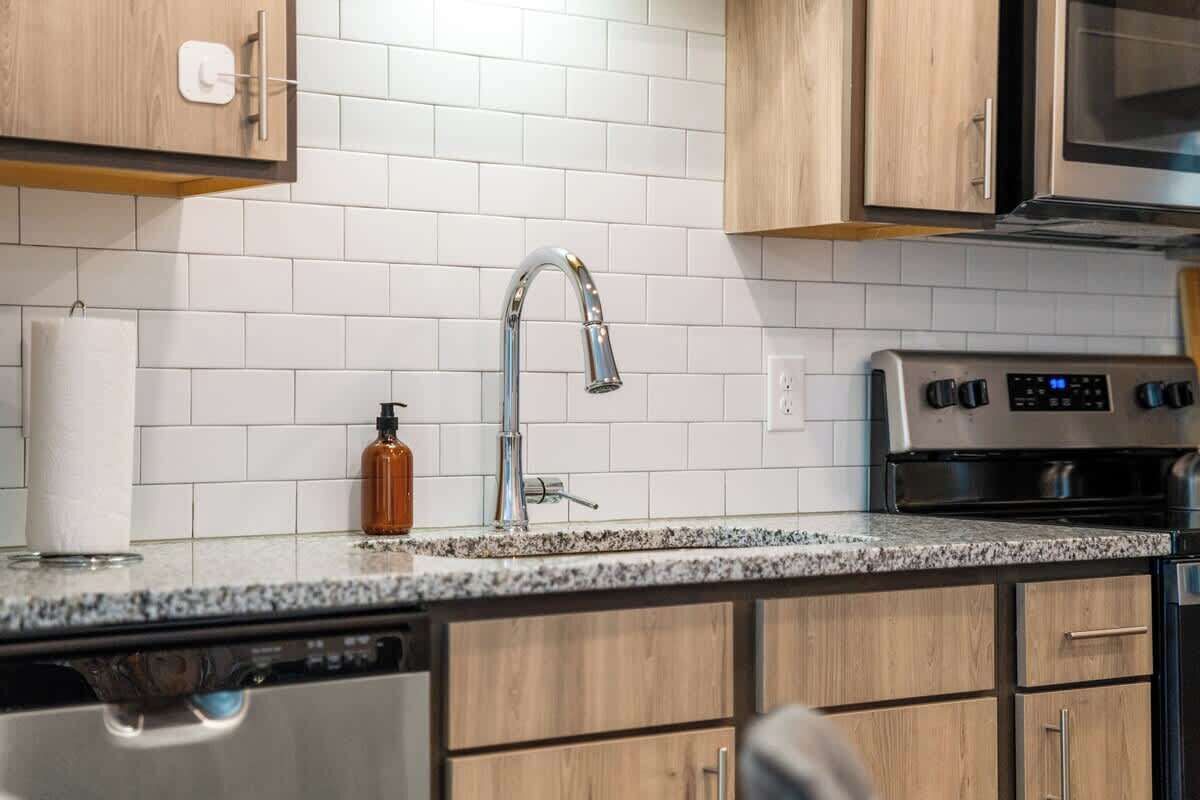 Wasserkocher mit Kaffee-/Teezubehör, Kühlschrank, Mikrowelle, Ofen