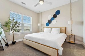 1 bedroom, iron/ironing board, travel crib, WiFi - Stylish King Apt, Close to Disney & Pet-Friendly (Orlando)