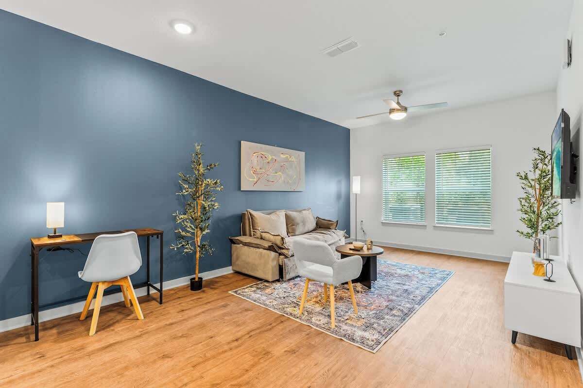 Televisión y oficina 