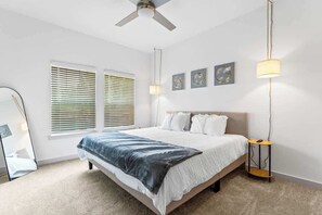 1 bedroom, iron/ironing board, travel cot, WiFi - Warm King Apt w/Pool & Gym Pet Friendly Near Parks (Kissimmee)