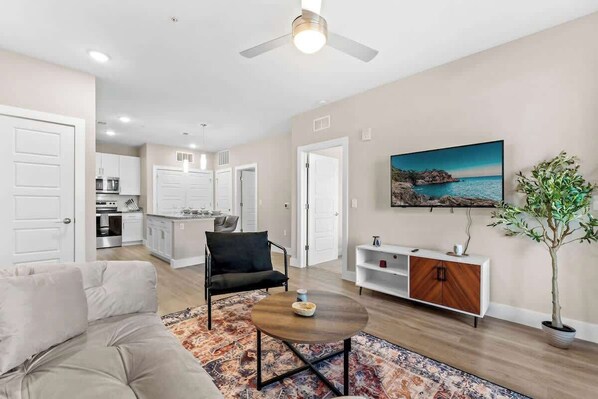 TV, offices - Close to Parks Retreat with KingBed & Pet-Friendly (Orlando)