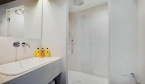 Dusche, Haartrockner, Handtücher, Seife