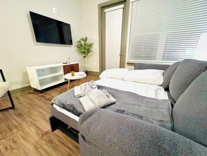 1 slaapkamer, een strijkplank/strijkijzer, reisbedje, wifi