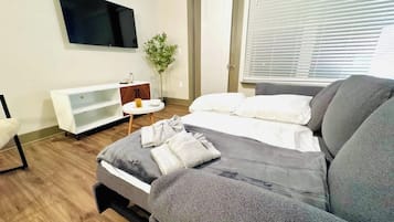 1 slaapkamer, een strijkplank/strijkijzer, reisbedje, wifi