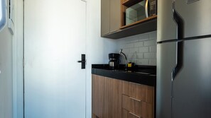 Geladeira, micro-ondas, cooktop, talheres/pratos/utensílios de cozinha