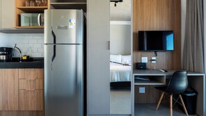 Kühlschrank, Mikrowelle, Kochgeschirr/Geschirr/Besteck
