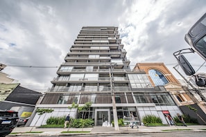 Ein mehrstöckiges Gebäude mit moderner Architektur, mit Balkonen und großen Fenstern.