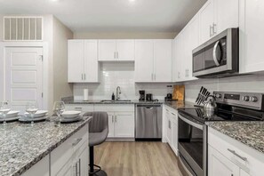 Een koelkast, een microgolfoven, een oven, een kookplaat