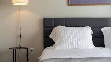 Een strijkplank/strijkijzer, reisbedje, wifi, beddengoed