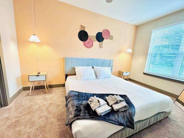 1 bedroom, iron/ironing board, travel crib, WiFi - King Bed, 15 Min to Parks, Pet-Friendly, Amenities (Winter Garden)