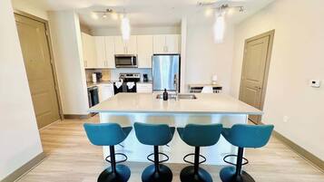 Jääkaappi, mikroaaltouuni, uuni, liesi