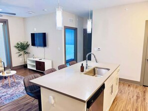 Refrigerador, microondas, horno, placa de cocina