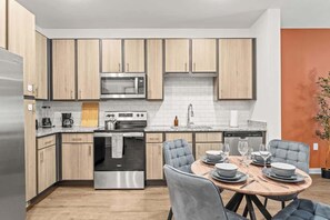 Geladeira, micro-ondas, fogão, cooktop