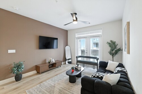 G94 Lux 2B Condo W/ Pool & Gym by Traveller's Comfort in Downtown Fort Worth