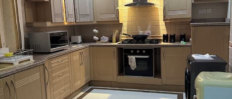 Frigorifero, microonde, forno, piano cottura