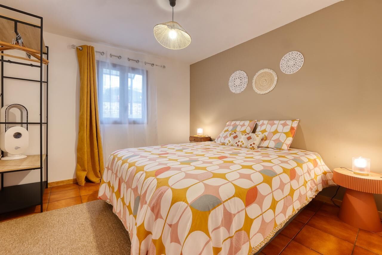 2 habitaciones, escritorio y tabla de planchar con plancha 