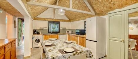 冷蔵庫、電子レンジ、オーブン、コンロ