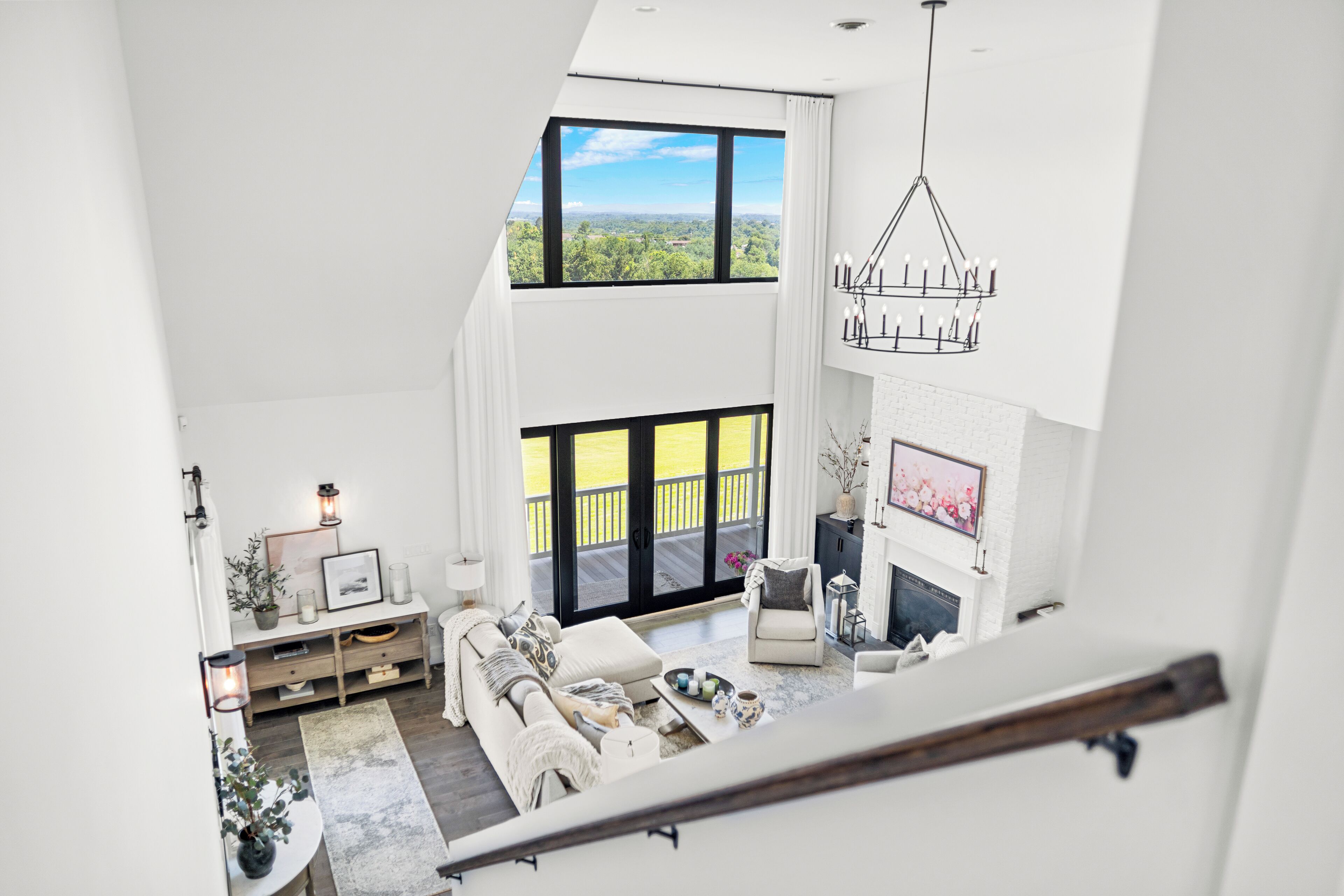 TV connectée, cheminée, jeux vidéo, table de tennis de table