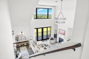 Een smart-tv, een open haard, videogames en een tafeltennistafel