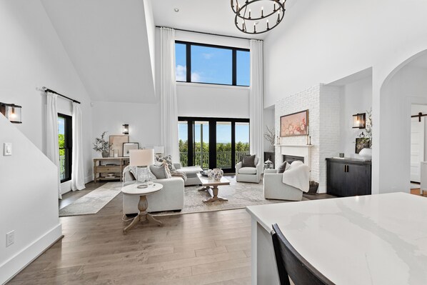 Een smart-tv, een open haard, videogames en een tafeltennistafel