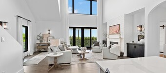 Mountain Valley Luxury with Pool and Hot Tub