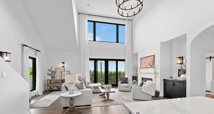 Mountain Valley Luxury with Pool and Hot Tub