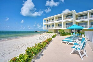 على الشاطئ، كراسي للتشمس، مناشف للشاطئ