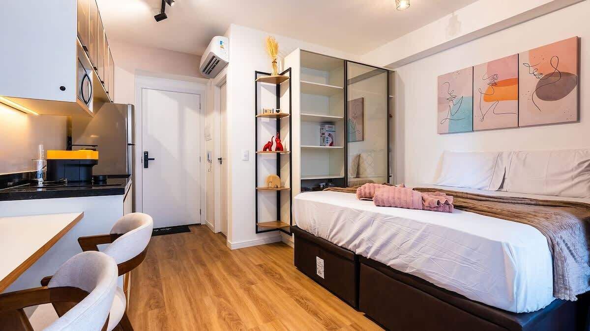 Un dormitorio moderno con una cama, un escritorio y una silla.
