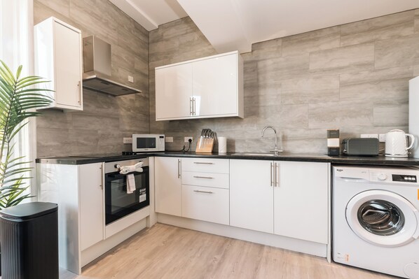 Microondas, horno, placa de cocina