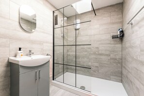 Douche, sèche-cheveux, serviettes fournies, savon