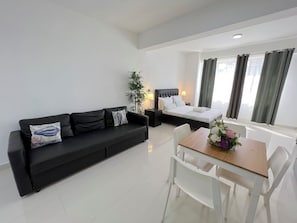 In-room safe, laptop workspace, blackout drapes, iron/ironing board