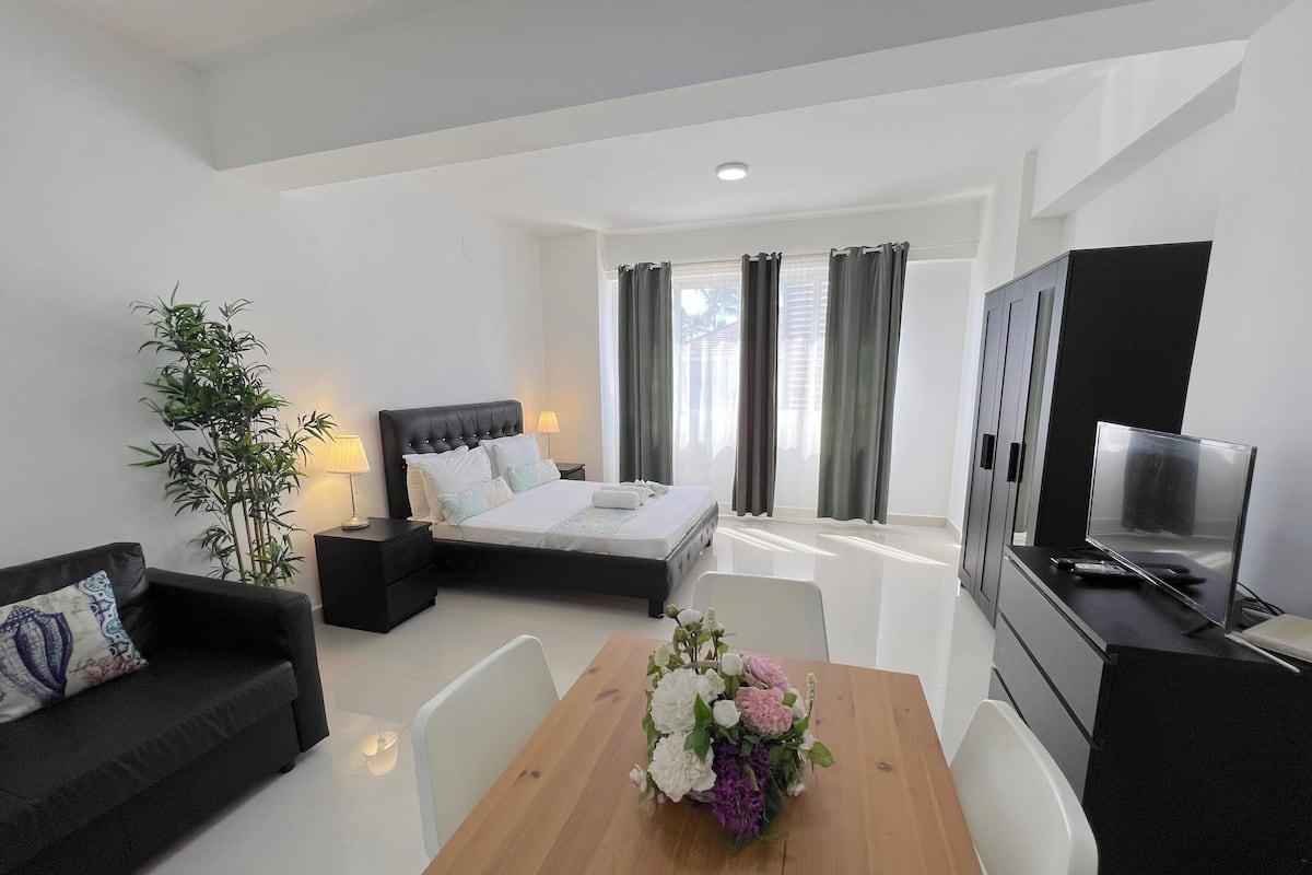 Suite, City View | In-room dining
