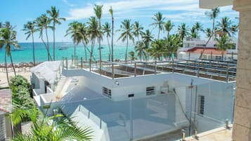 Suite, Garden View | In-room safe, laptop workspace, blackout curtains, iron/ironing board