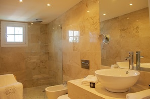 Phòng Suite, quang cảnh vườn | Phòng tắm | Máy sấy tóc, khăn tắm, xà phòng, dầu gội