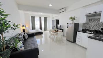 Suite, City View | Living area