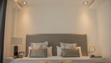Suite, Garden View | In-room safe, laptop workspace, blackout drapes, iron/ironing board
