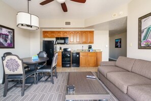 Fernseher, DVD-Player, Tischtennisplatte, Bücher