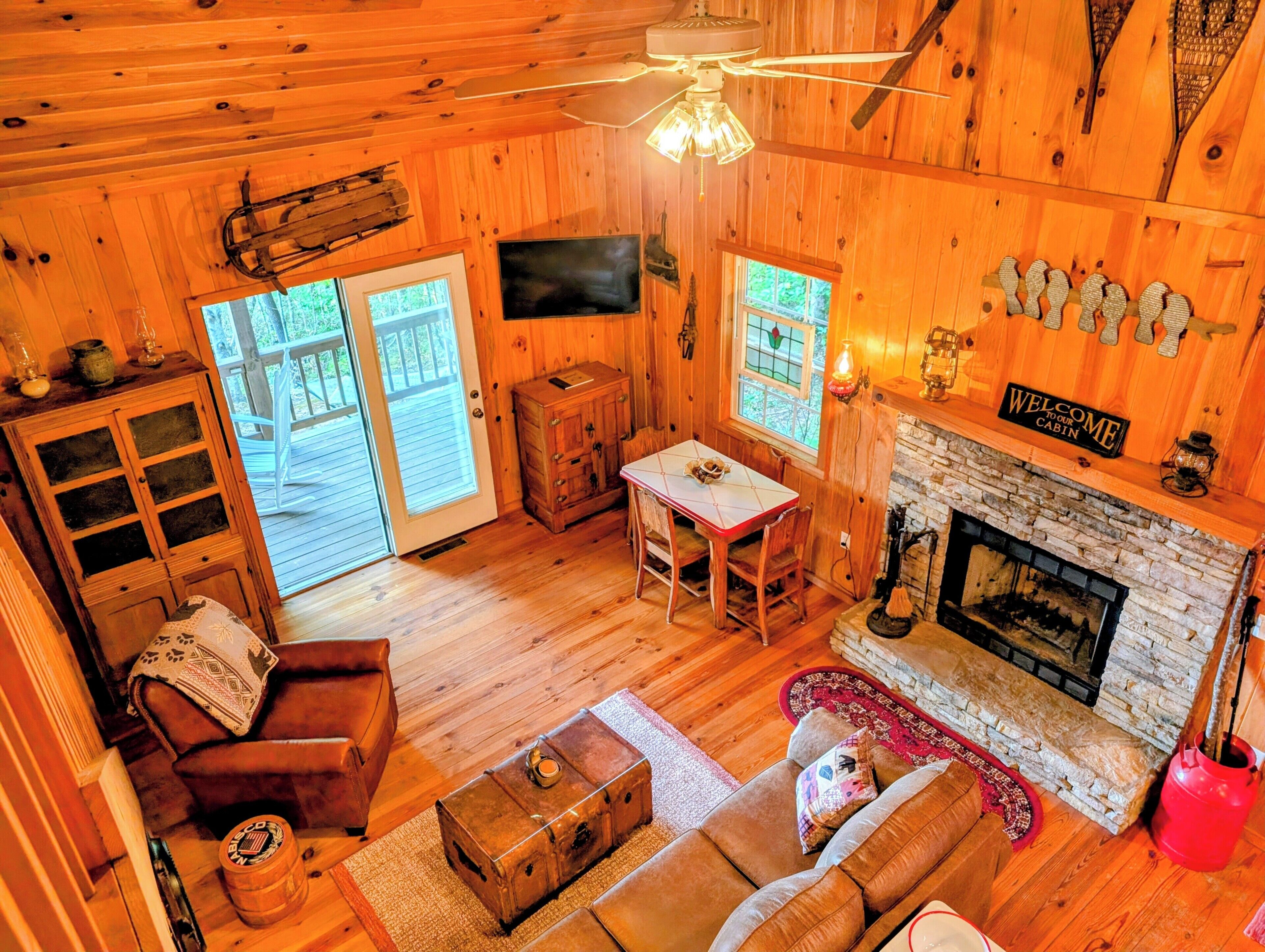 Televisión y chimenea 