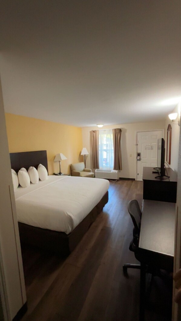 Desk, laptop workspace, blackout drapes, free WiFi - Arab Knights Inn (Arab)