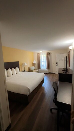 Desk, laptop workspace, blackout drapes, free WiFi - Arab Knights Inn (Arab)