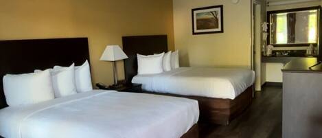 Työpöytä, kannettavalle tietokoneelle sopiva työtila, pimennysverhot