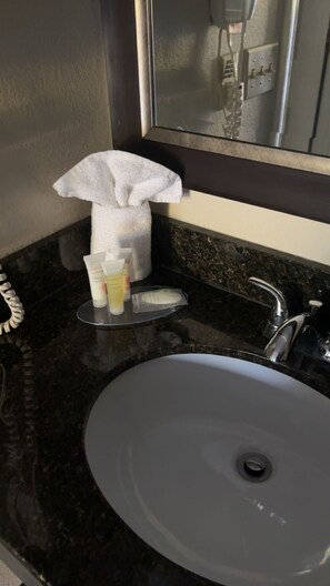 Combined shower/tub, hair dryer, towels, soap - Arab Knights Inn (Arab)