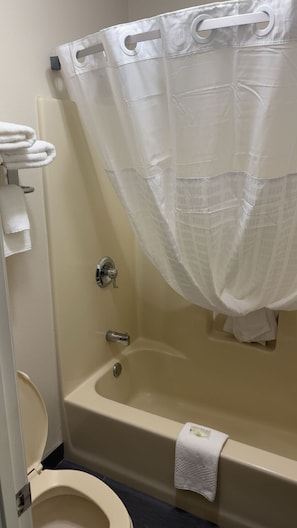 Combined shower/tub, hair dryer, towels, soap - Arab Knights Inn (Arab)