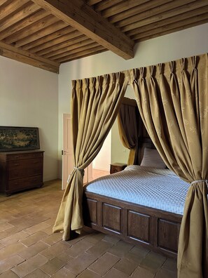 5 habitaciones, tabla de planchar con plancha, wifi y ropa de cama