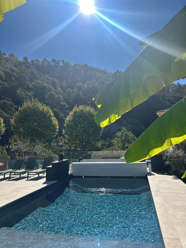 Una piscina al aire libre