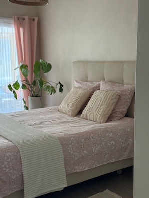 4 chambres, bureau, fer et planche à repasser, lit de bébé portatif