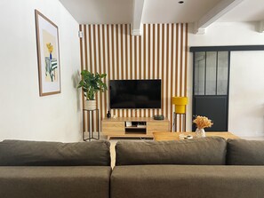 Smart TV, table tennis, books