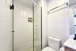 Comfort Apartment | Bathroom | Shower, hair dryer, towels, soap