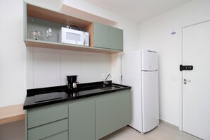 Full-sized fridge, cookware/dishes/utensils - Vibe Pinheiros (São Paulo)