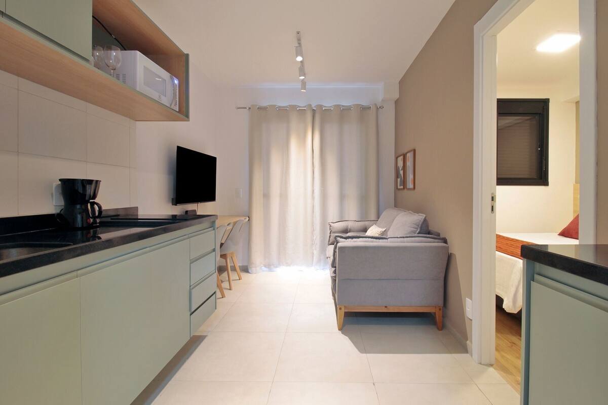 Leilighet – comfort | Skrivebord for bærbar PC, blendingsgardiner og strykejern/-brett
